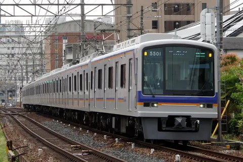 都市を駆けるスタイリッシュな列車