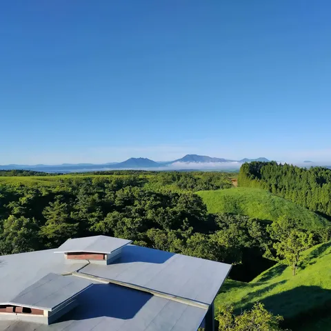 屋根と緑と空のコントラスト