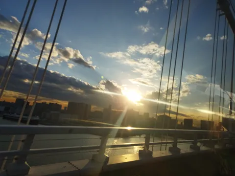 光芒が彩る夕暮れの橋