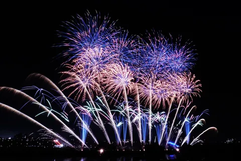 夜空に咲く光の連鎖