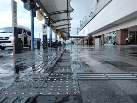 雨上がりの駅、水たまりと反射
