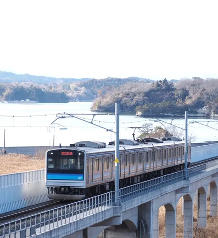 海辺の鉄路、橋を渡る日常