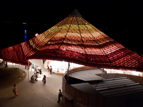 夜空に灯る、光のドーム