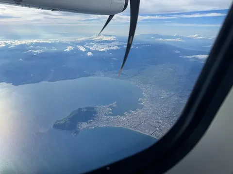 空から見る、海と街のコントラスト