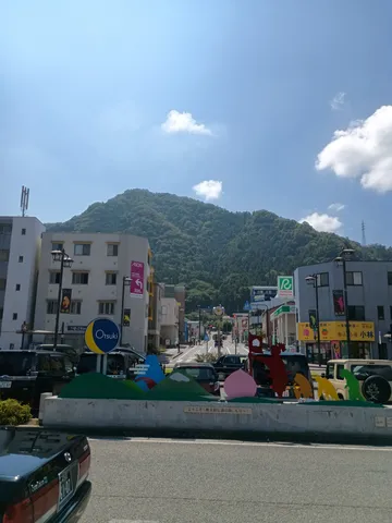 大月の街角に桃太郎