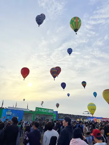 空いっぱいの熱気球行進