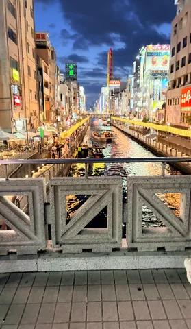 光あふれる都市の運河