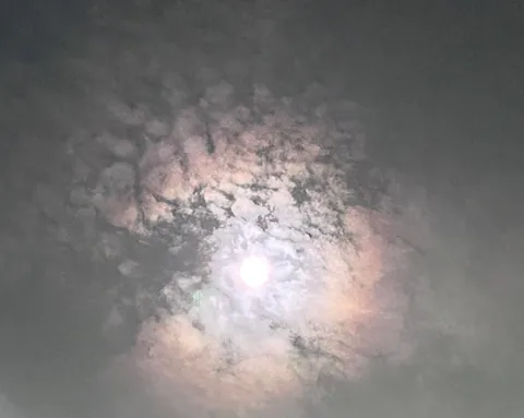光を纏う、幻想的な雲のキャンバス