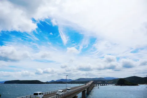 海と橋と青い空、爽快ドライブ