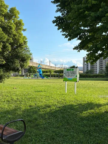 夏の日の遊具と線路