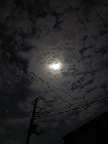 月光を纏う雲、電線の夜景