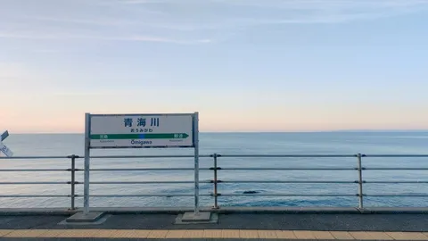 海と空、駅の穏やかな詩