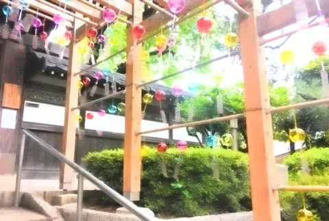 風に揺れる七色の風鈴