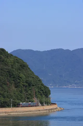 海沿いを走るローカル線