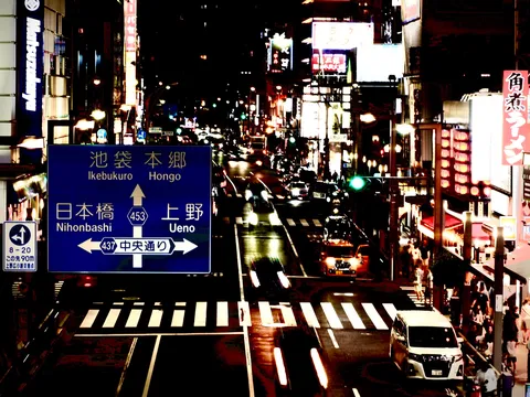ネオンに染まる夜の交差点