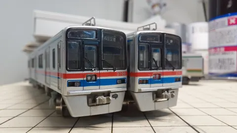 並ぶ電車と朝の風景