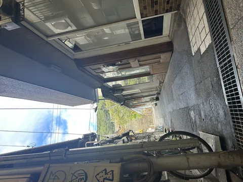 生活感あふれる坂道の入り口