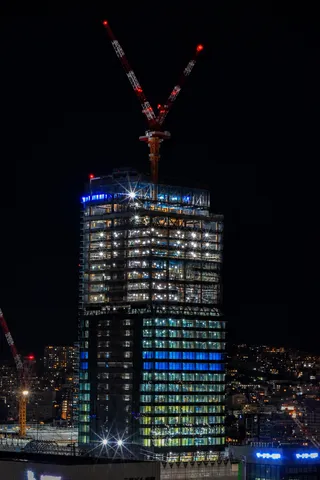 夜空に伸ぶ高層の影