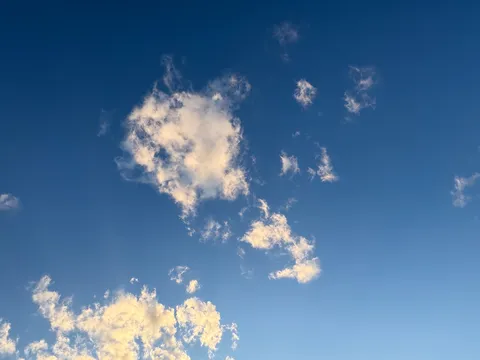澄み切った青空と雲の囁き