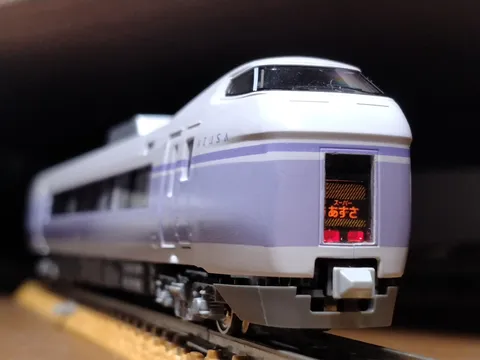静かな走行、紫の列車