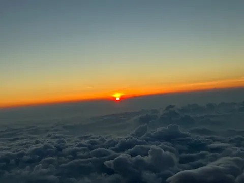 雲海に沈む、天空の灯火