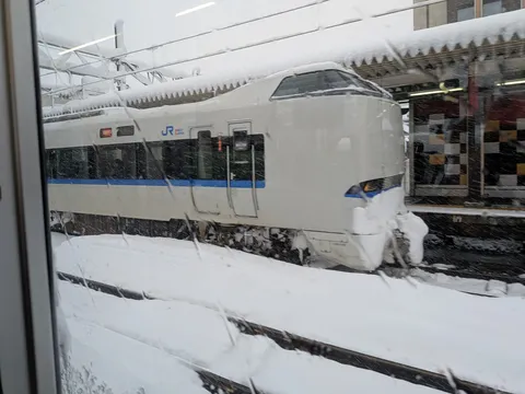 雪煙をまとった冬の旅路