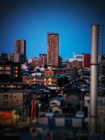 青い夕暮れの街並み