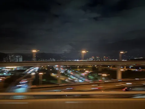 光の線が描く夜の疾走感
