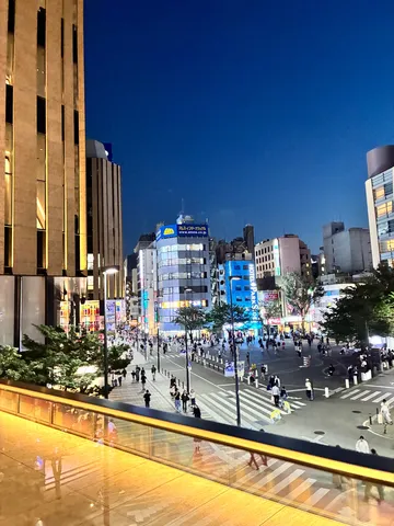 夜の交差点に灯る街