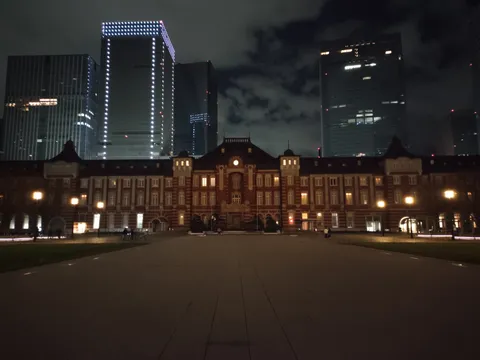 夜景をバックに佇む赤レンガの歴史的建造物