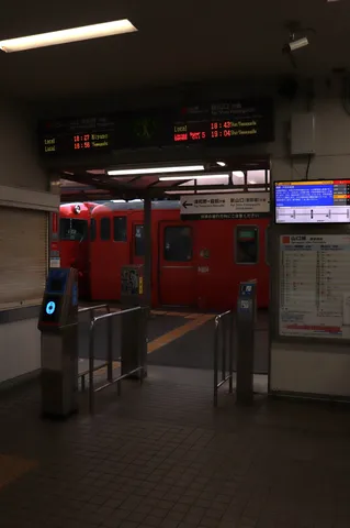 赤い列車の静かな駅