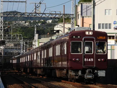 夕暮れ時の宝塚行き、駅の風景