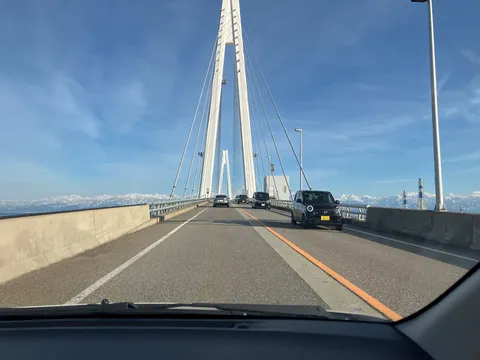 青空と白い橋、雪化粧の山々