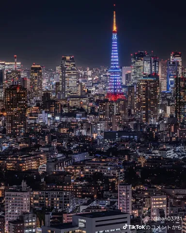 夜空に咲く光の塔