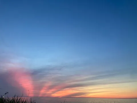 茜色の光芒、海辺の情景