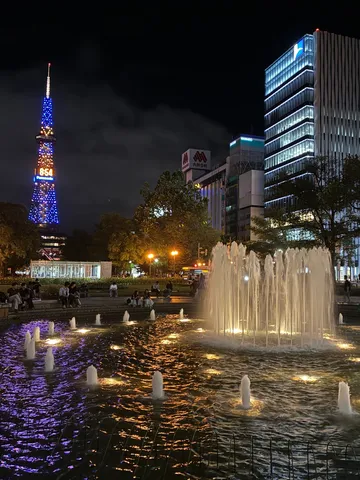 夜の噴水と灯る街並み