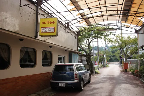 喫茶店が佇む静かな路地裏