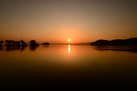 夕日と静かな水面の残照