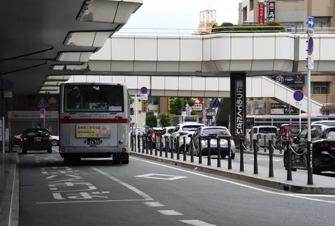 バス停に並ぶ日常の風景