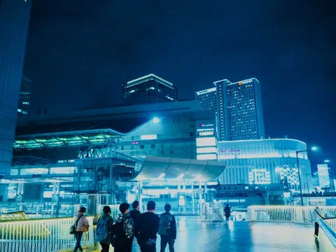 青い光が彩る夜の街