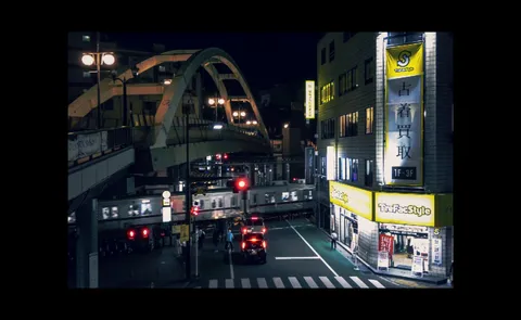 夜のアーチとトレイン