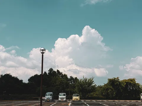 夏の駐車場の雲と灯り
