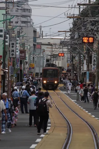 路面電車が走る日常の風景