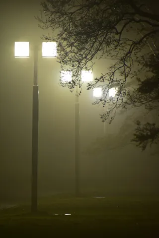 霧の中の街灯