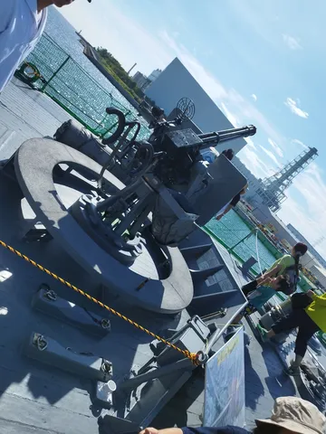 海風に揺れる砲塔