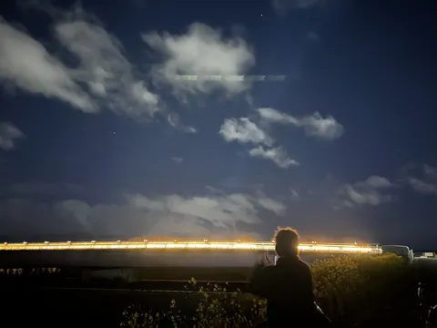 夜空と光のライン