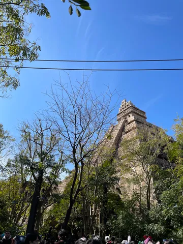 古の遺跡と新緑のコントラスト