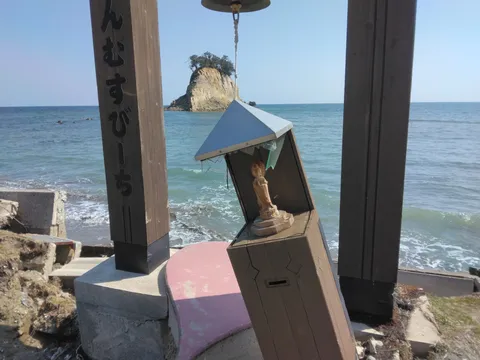 海辺の小さな祈りの像