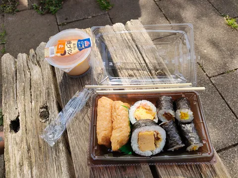 お外で食べる？ほっこり寿司とプリン