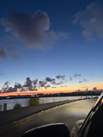 夕暮れ時の海岸線ドライブ